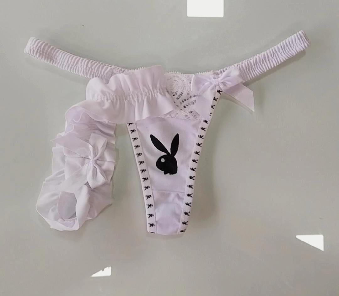 Tanga fio dental Playboy em renda e perneira Branca