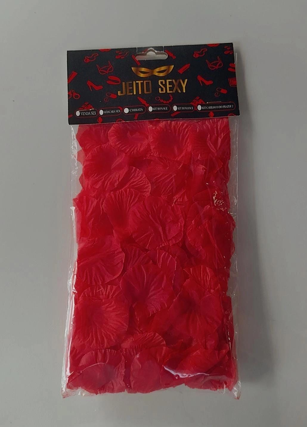 Pétalas de rosas artificiais vermelhas