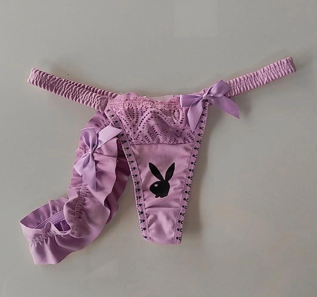 Tanga fio denta Playboy em renda e perneira Lilás