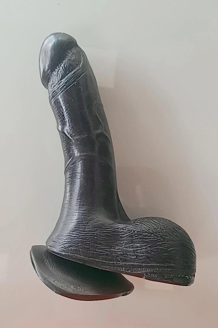 Prótese sem vibro com escroto e ventosa 17,0x4,0 cm Black