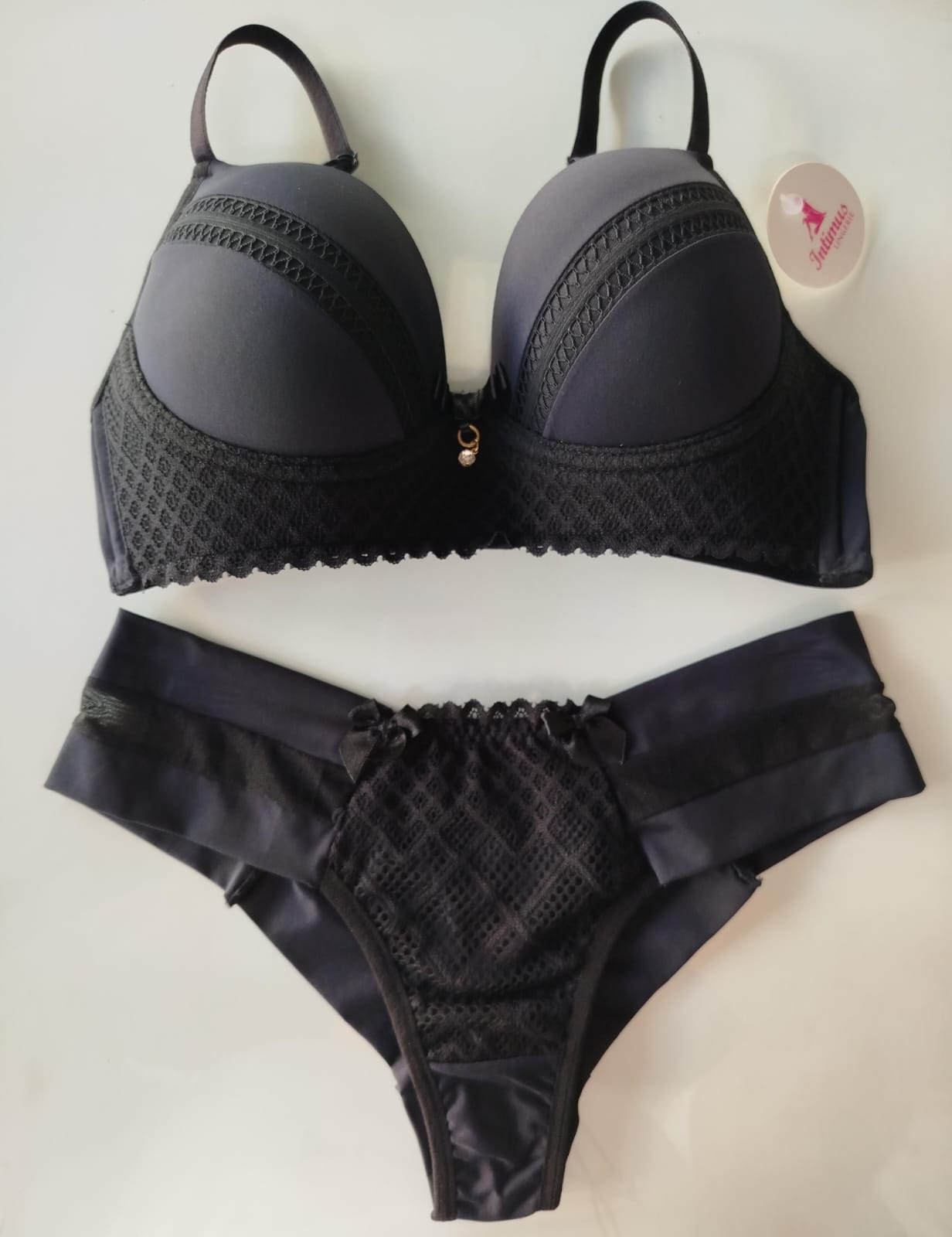 Conjunto Intimus preto com bojo e calcinha semi fio