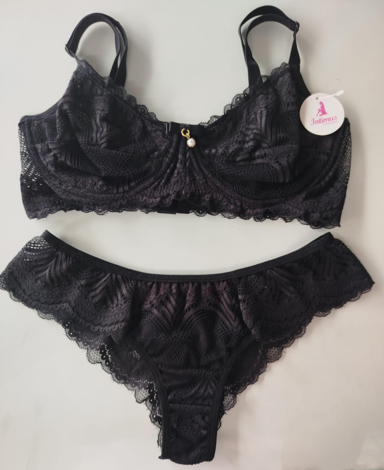 Conjunto Intimus preto em renda e com aro