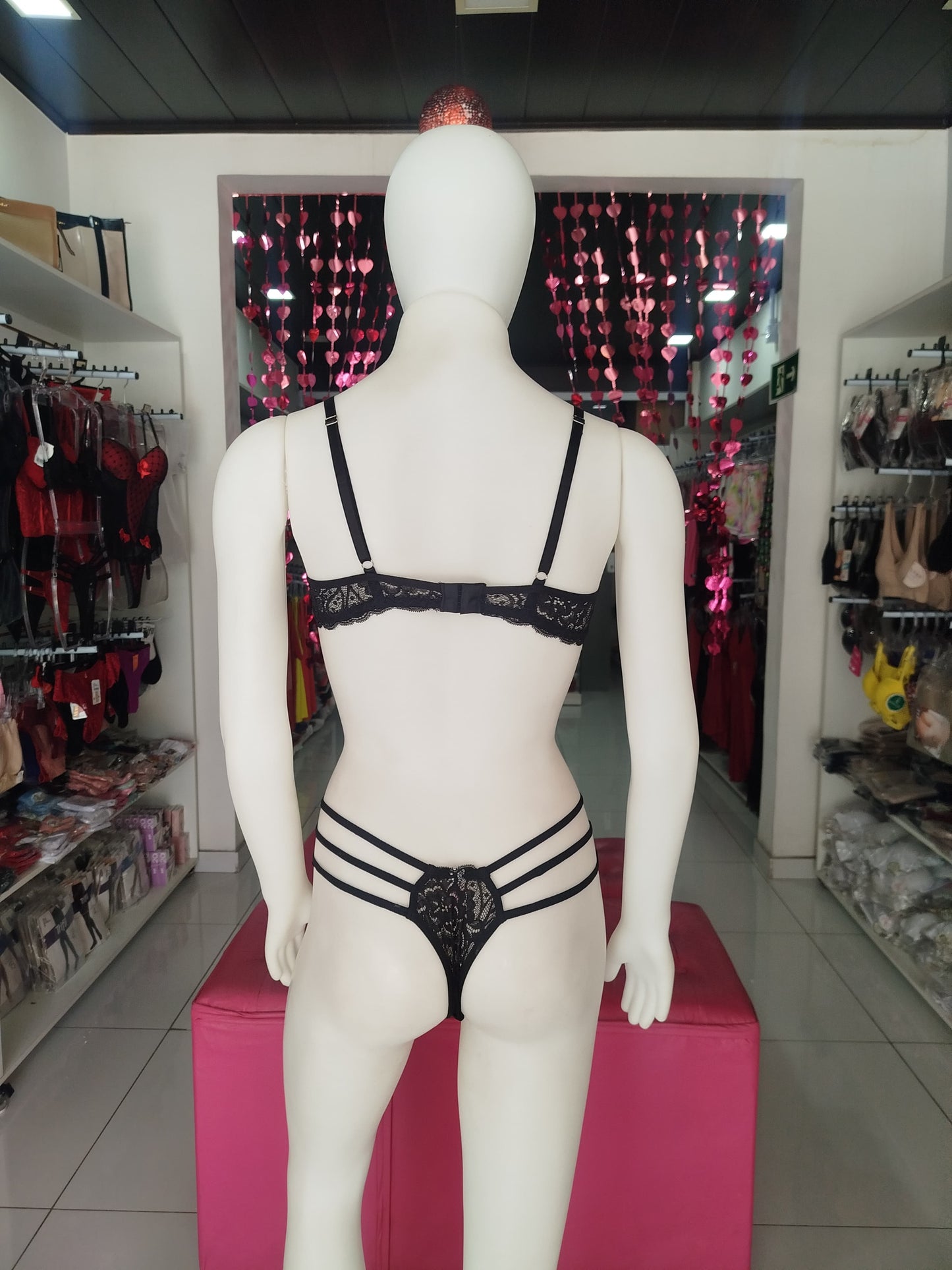 Conjunto Intimus preto, sem bojo e aro, detalhe em tiras