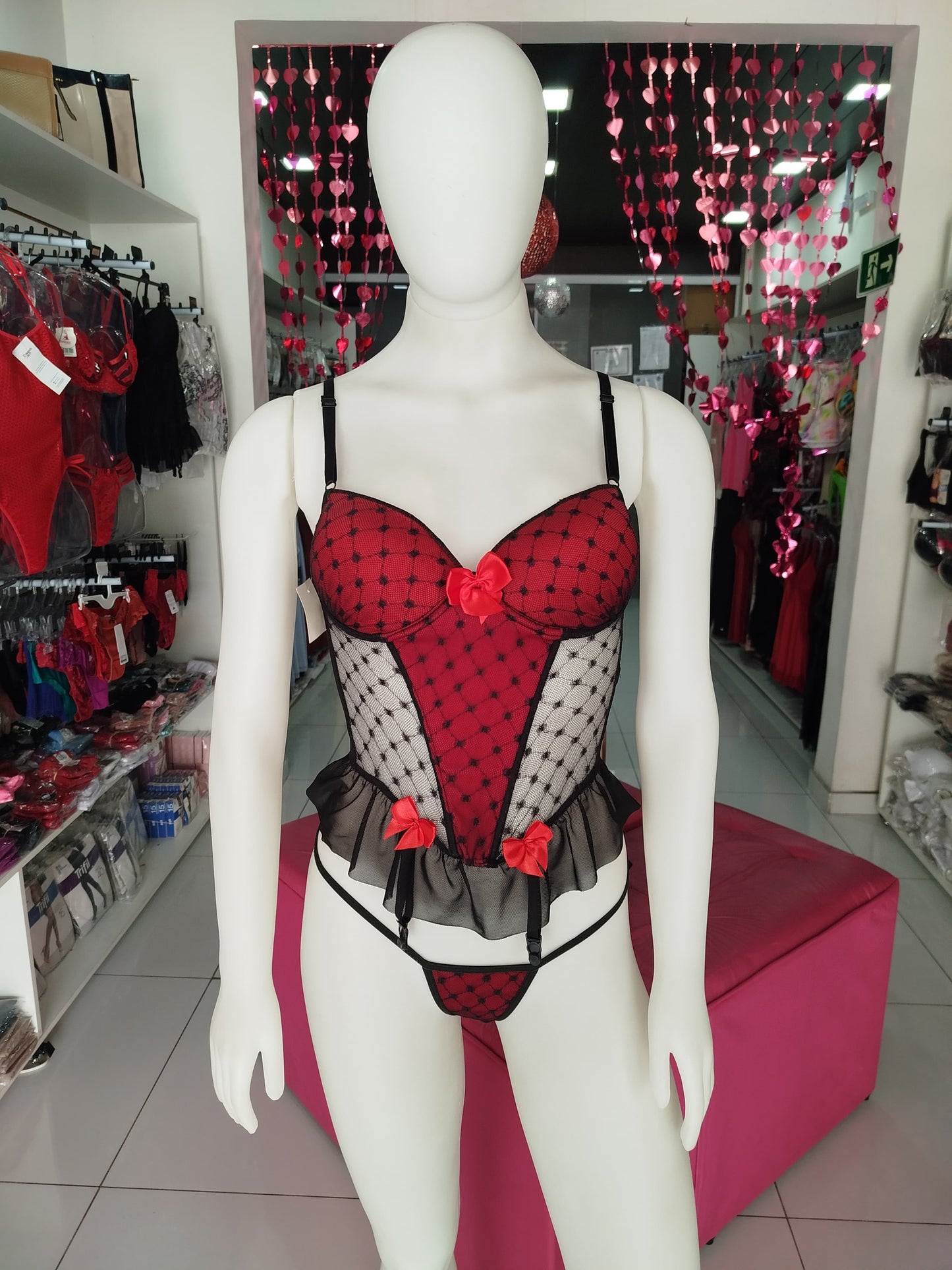 Espartilho vermelho e preto